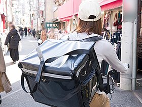 高評価を得るために出前先でチ●ポ1000本以上咥えたフードデリバリー配達員あやちゃん 仕事中に口説いてガン突きまくったらイキ潮3?・痙攣イキして中出し懇願 サンプル動画サムネイル